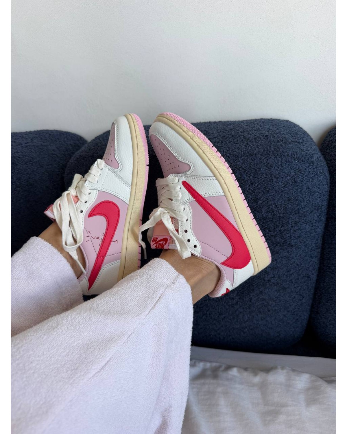 Nike Air Jordan 1 x Travis Scott Pink / Red / Sail