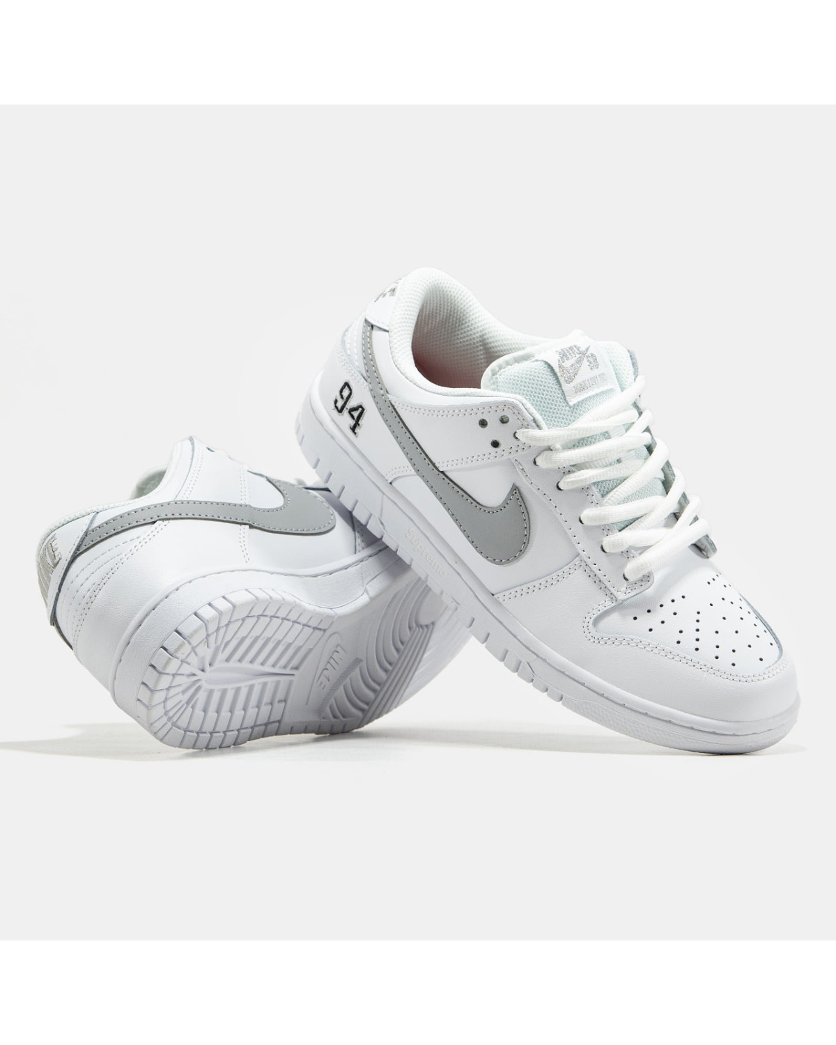 Nike SB Dunk Low x Supreme Nike SB Dunk Low x Supreme