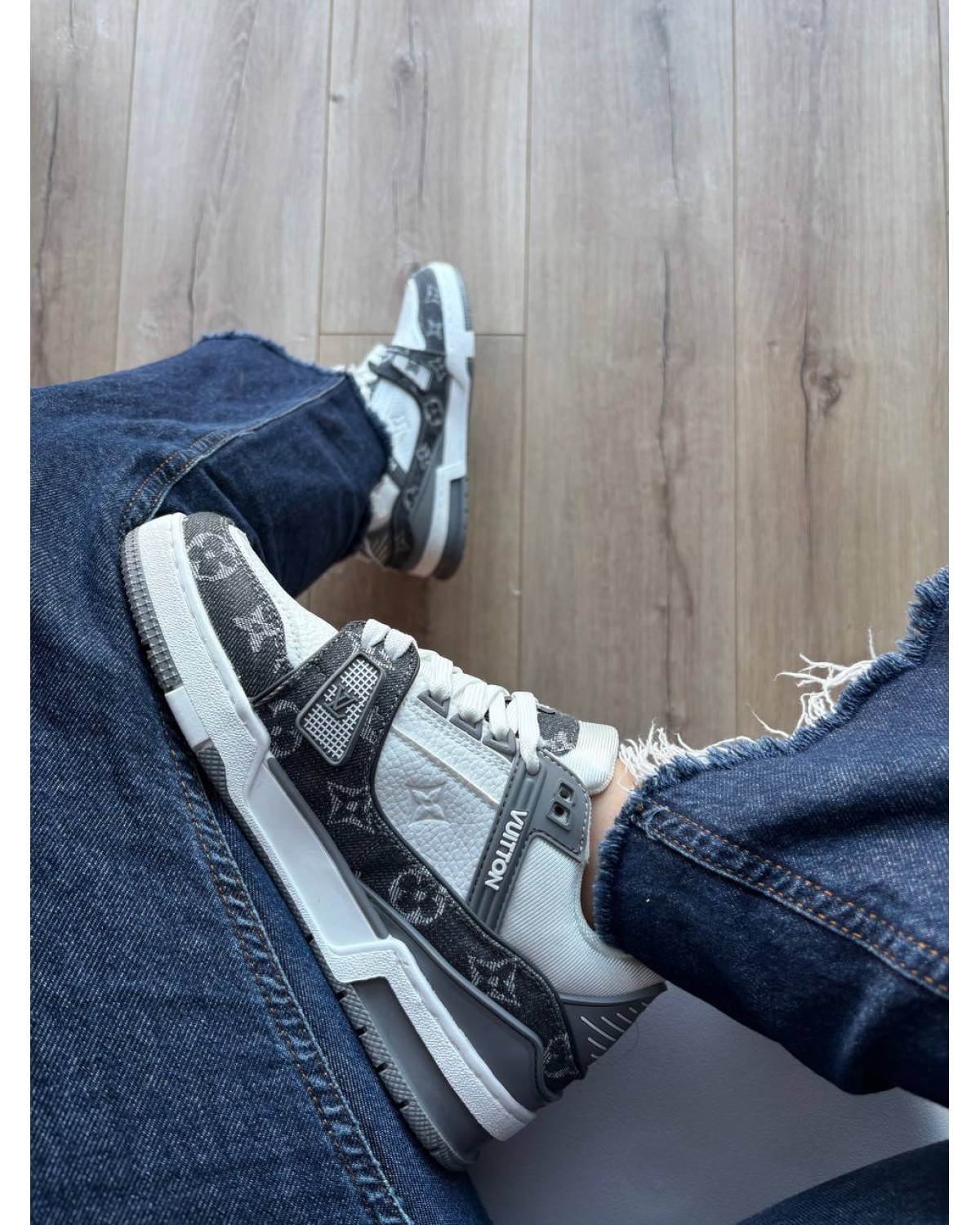 Louis Vuitton Trainer Grey White