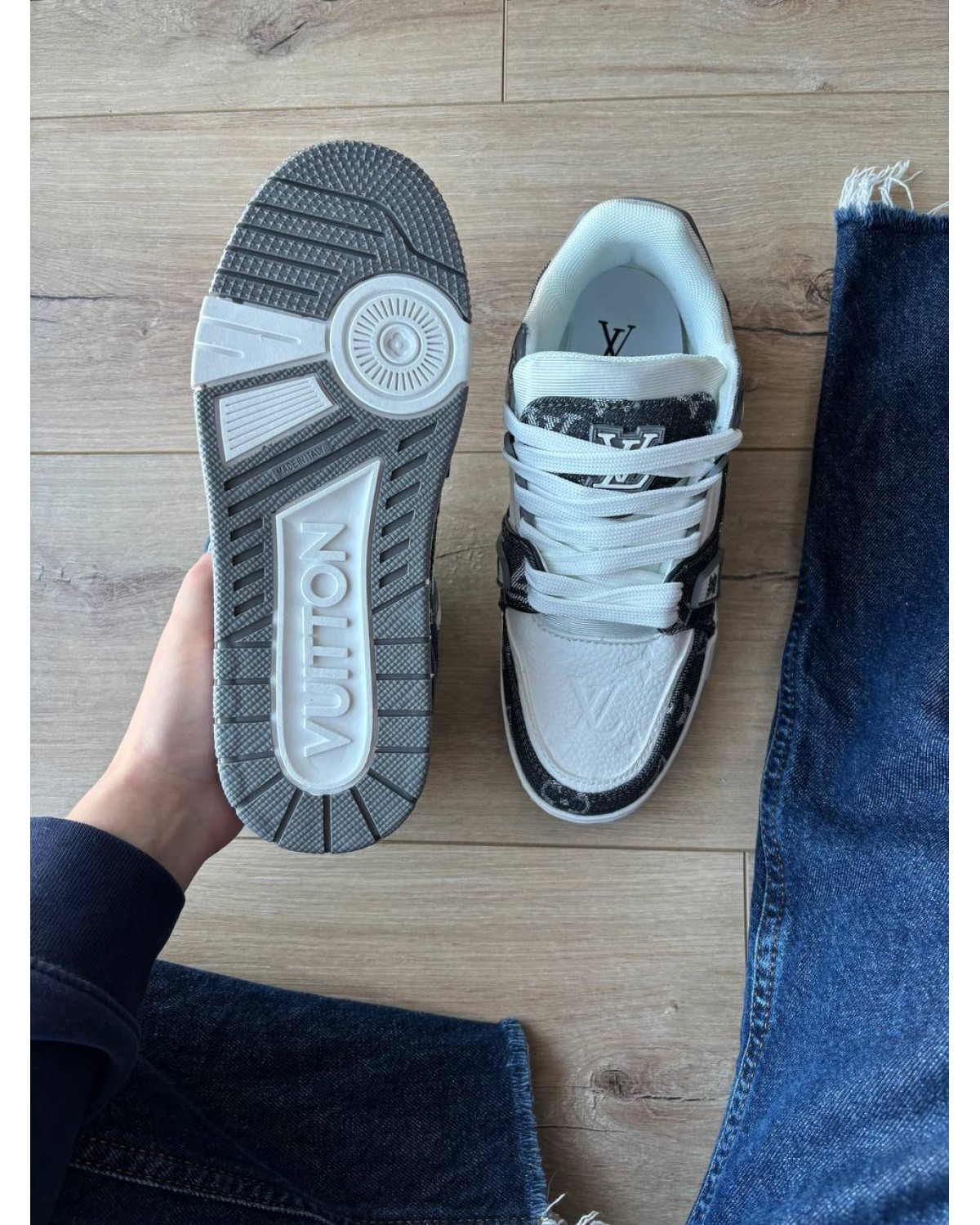 Louis Vuitton Trainer Grey White